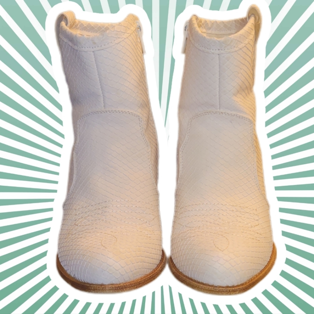 WHITE DIRTY LAUNDRY WORN BOOTS 7.5 SOME SCUFFS BUT OVERALL GORGEOUS